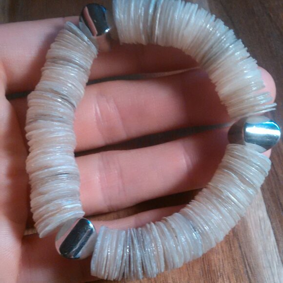 White Color Shell Stretch Bracelet - Picture 10 of 10
